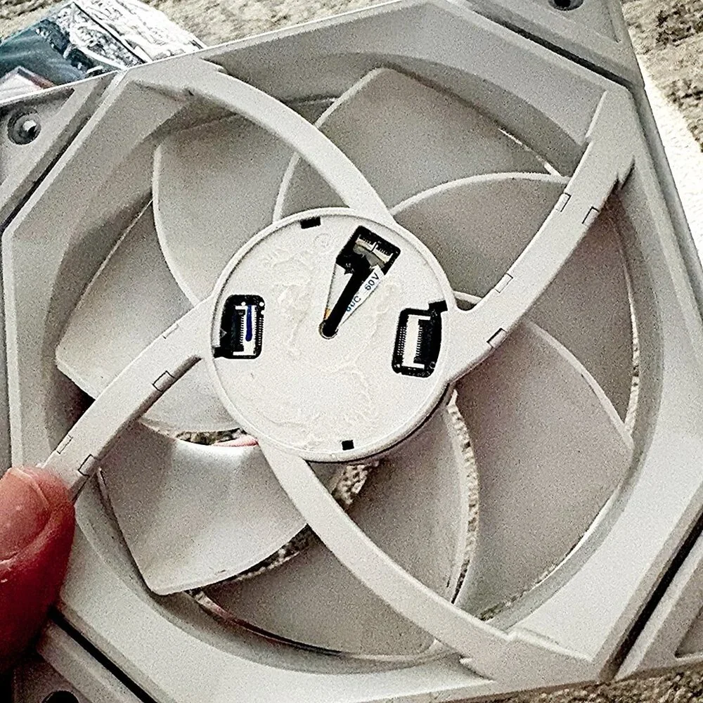 Lian Li UNI Fan TL LCD 140mm ARGB Wireless White Standard Blade - Picture 4 of 8
